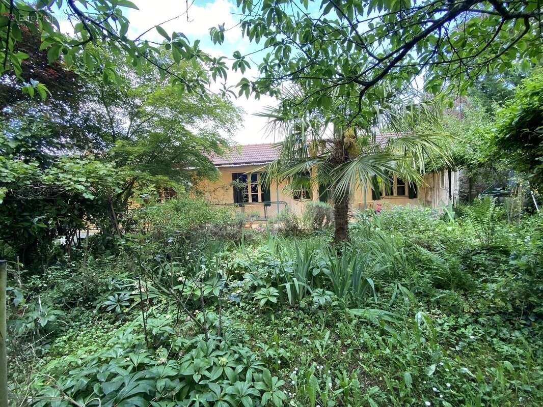 Maison de village atypique à rénover avec jardin et une grande grange - photo 13
