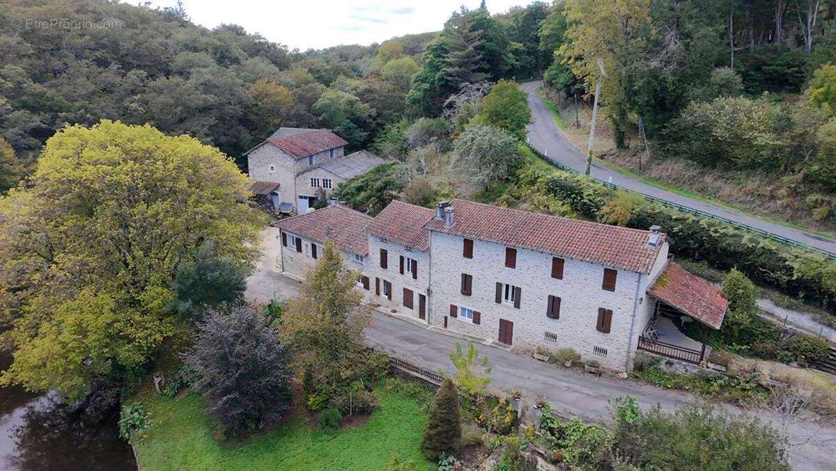 Proche de Rochechouart , authentique moulin avec rivière et chute d'eau -cadre naturel exceptionnel- - photo 2