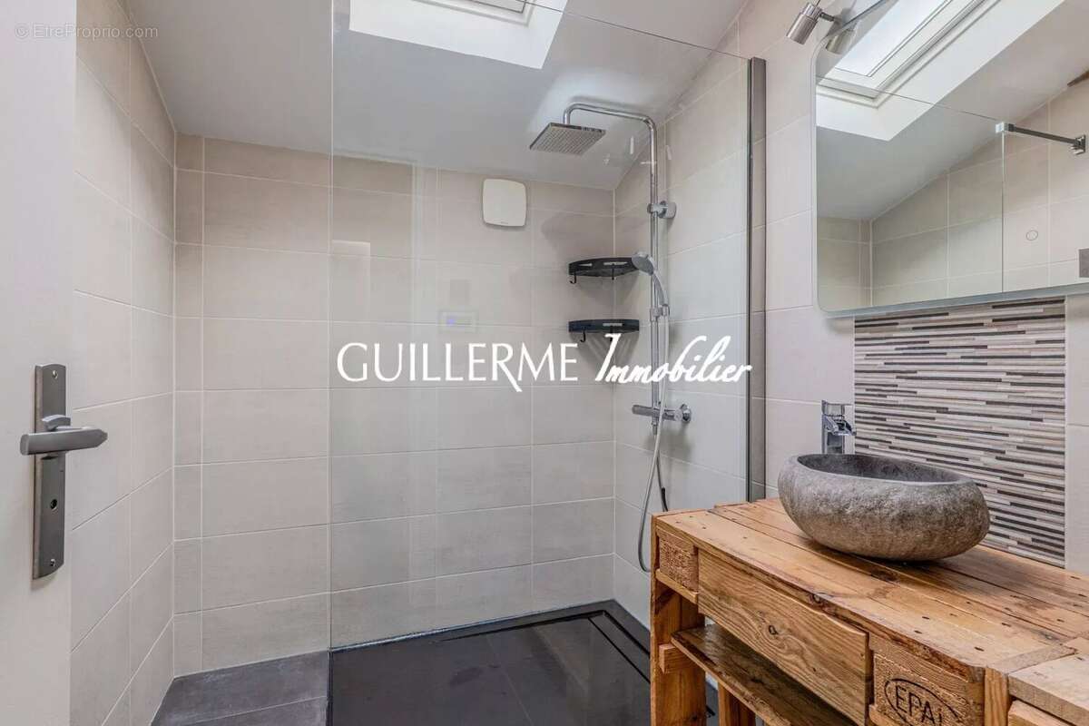 Appartement à GREZIEU-LA-VARENNE