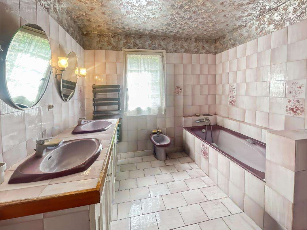 Maison familiale de 188 m² – De beaux volumes et un énorme potentiel ! - photo 16