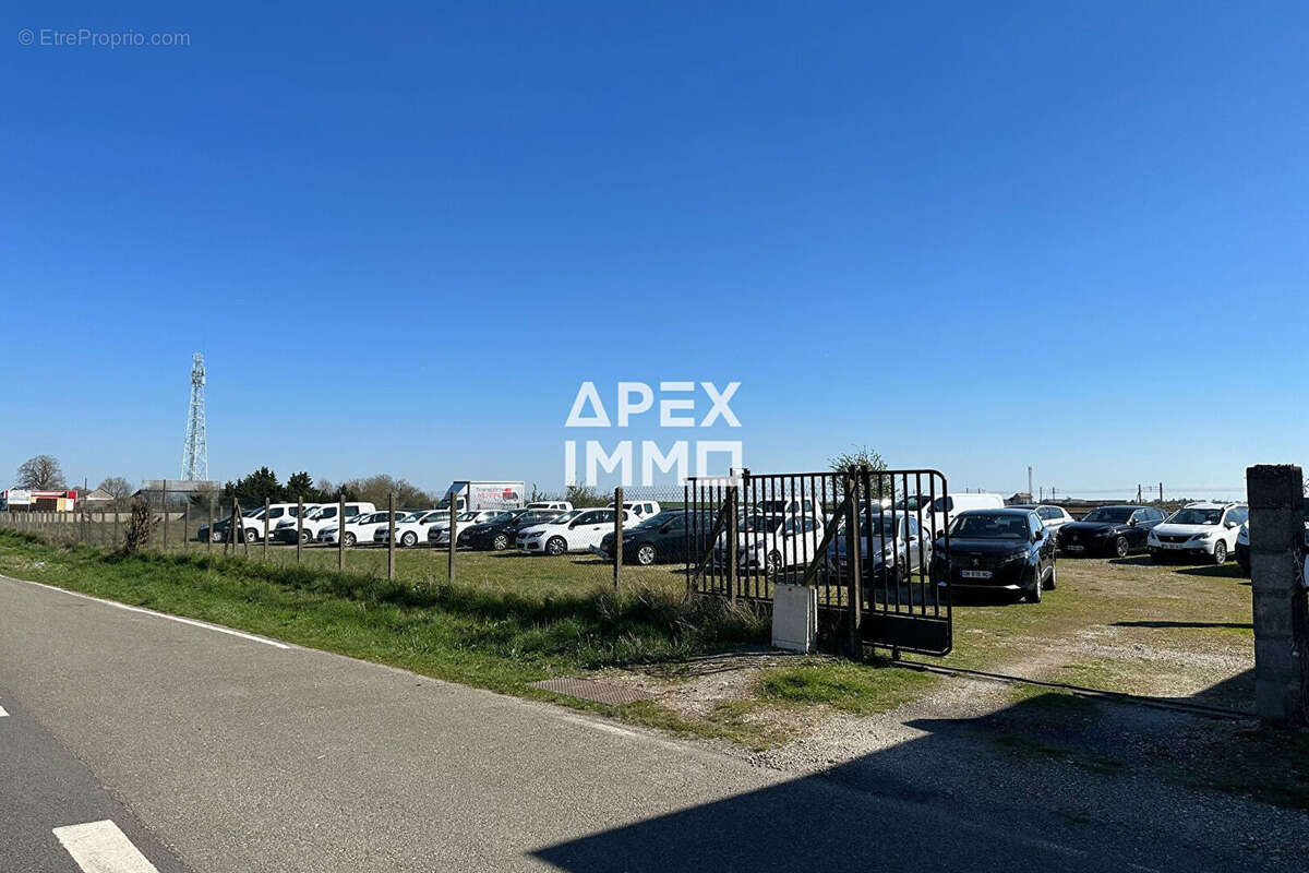 Commerce à OINVILLE-SAINT-LIPHARD