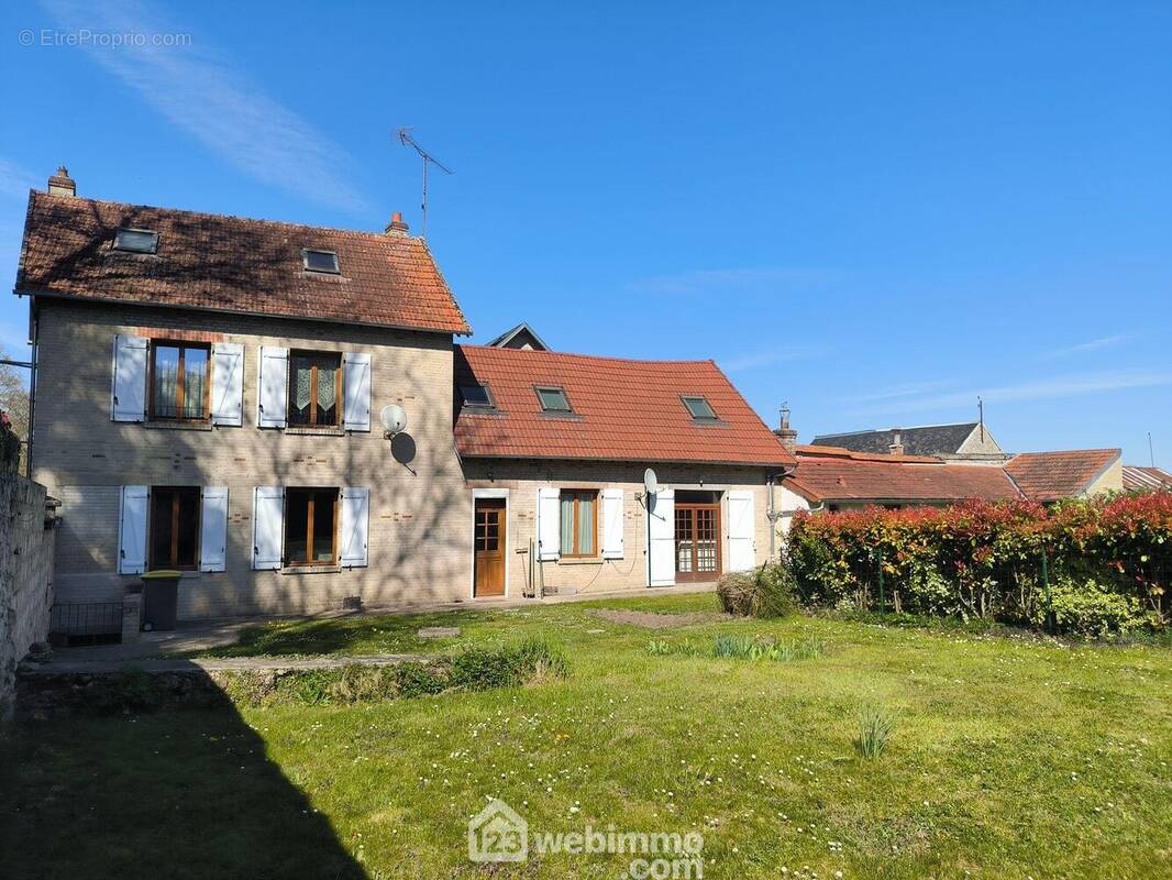 Bel ensemble immobilier comprenant deux maisons pour une surface totale de 182 ² - Maison à PRESLES-ET-BOVES