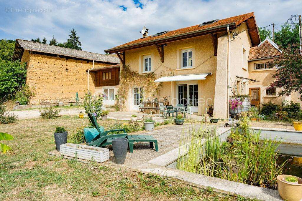 Maison familiale de 141m² sur 5580m² de terrain sur les hauteurs de La Frette avec vue magnifique ! - photo 2