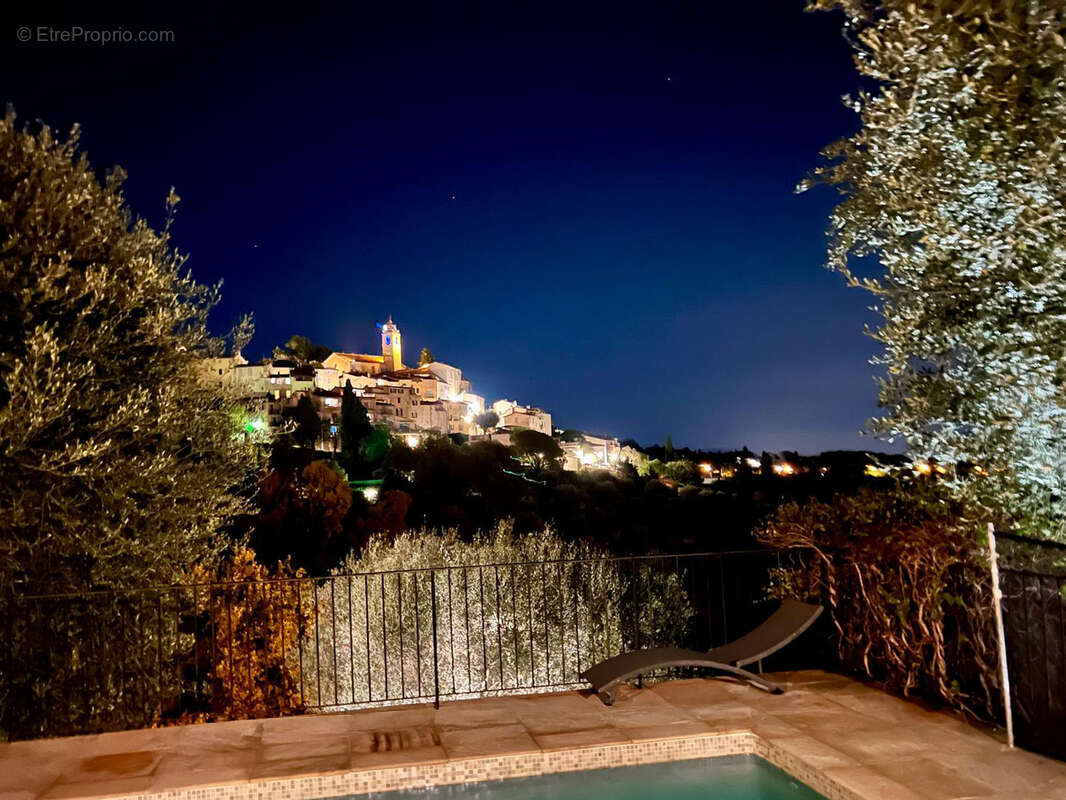 Maison à CHATEAUNEUF-GRASSE