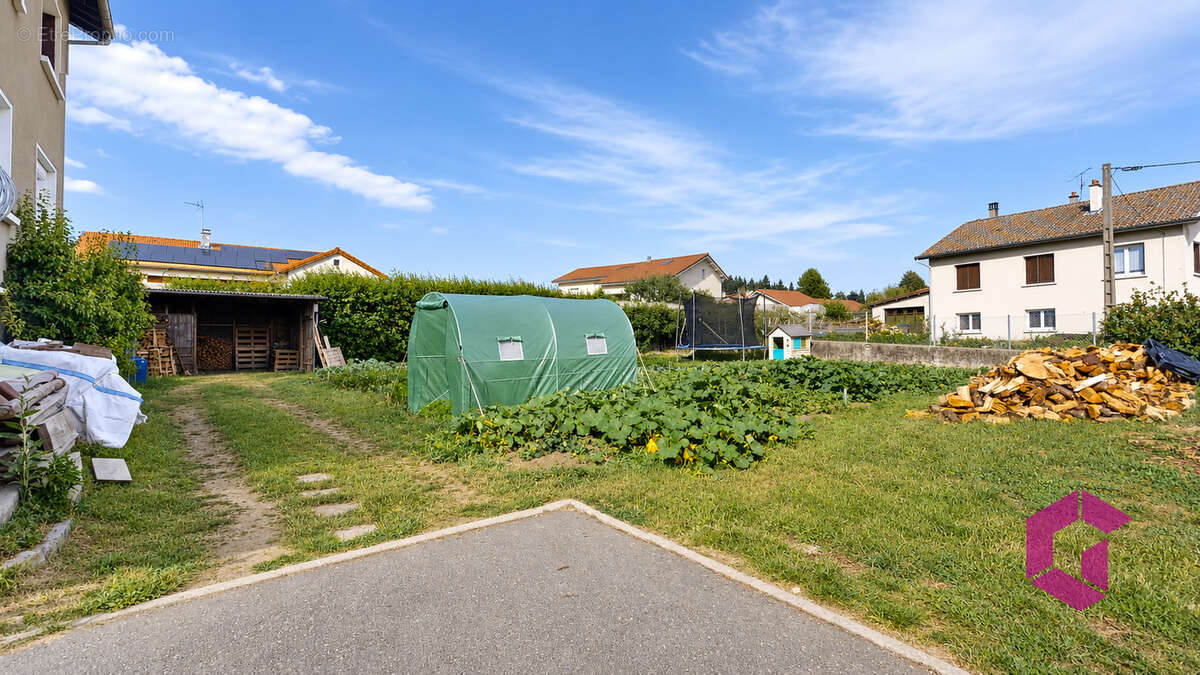 Maison d’environ 188m2 avec dépendances et jardin . Fort potentiel ! - photo 7