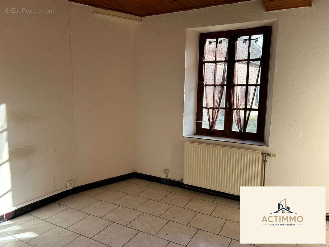 Maison à La Celle-Saint-Cyr  - photo 4