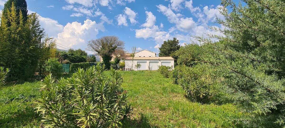 AUBAGNE-ANNEXE AMENAGEE- A VENDRE-700M² DE TERRAIN ZONE - Maison à AUBAGNE