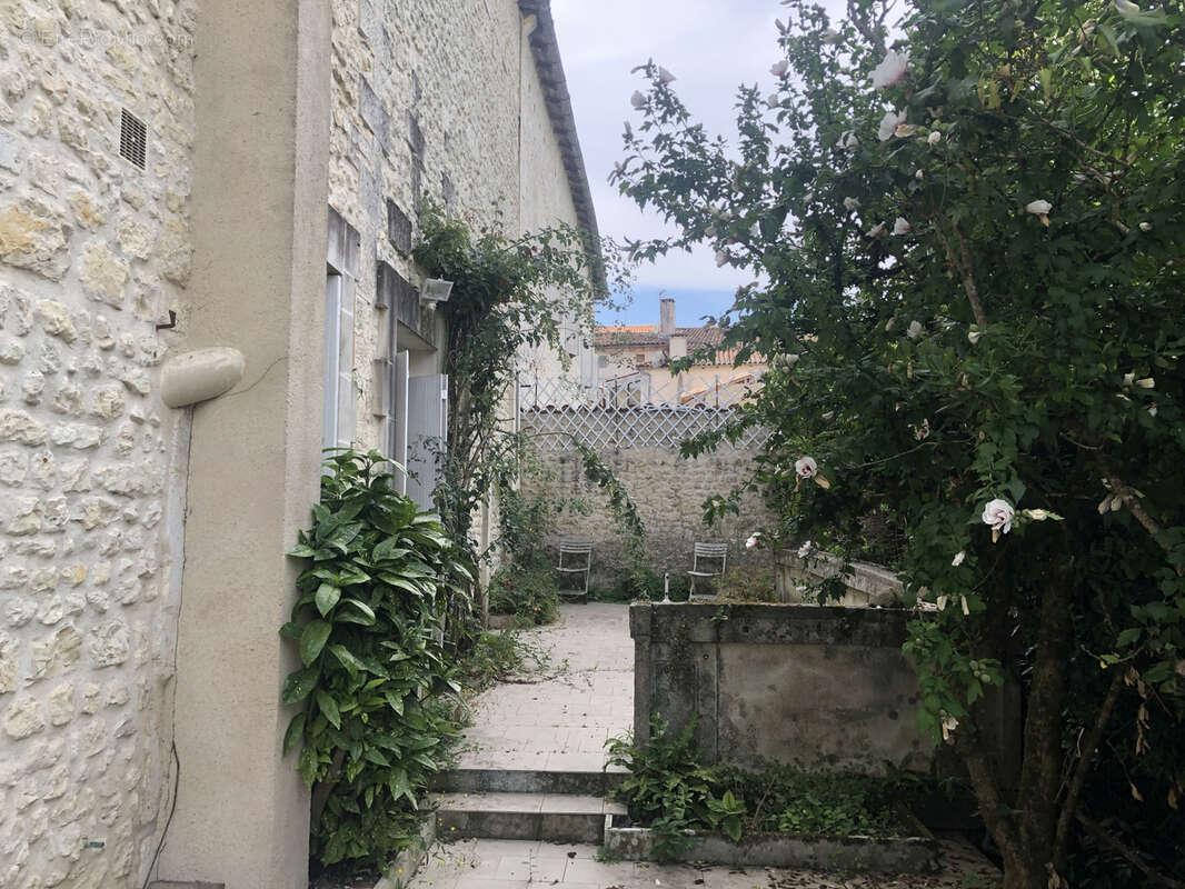 Maison à BARBEZIEUX-SAINT-HILAIRE