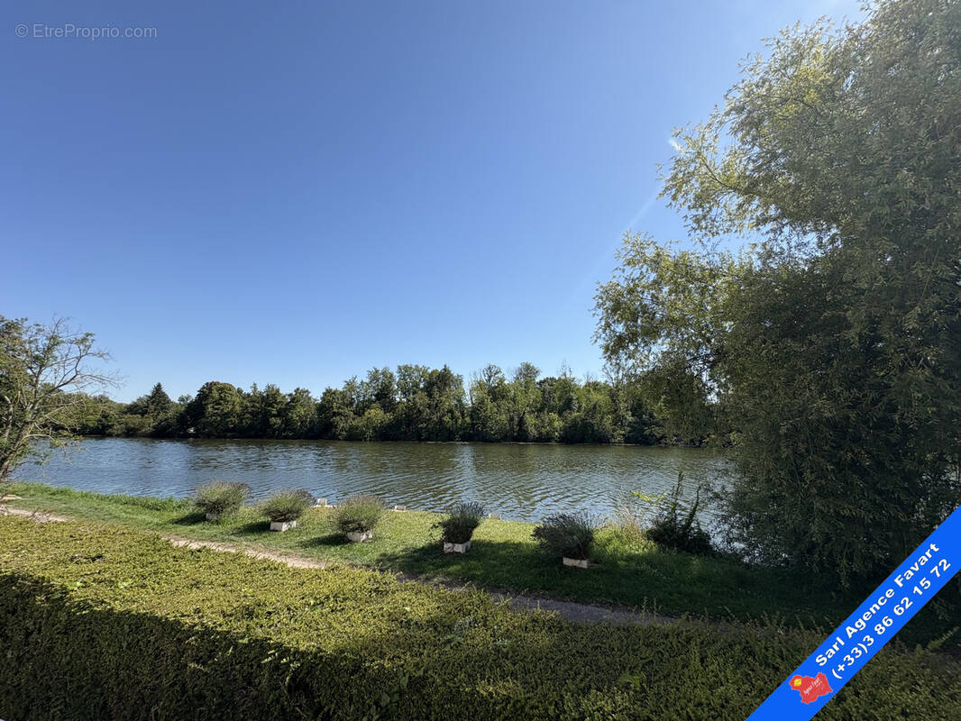 Appartement à LAROCHE-SAINT-CYDROINE