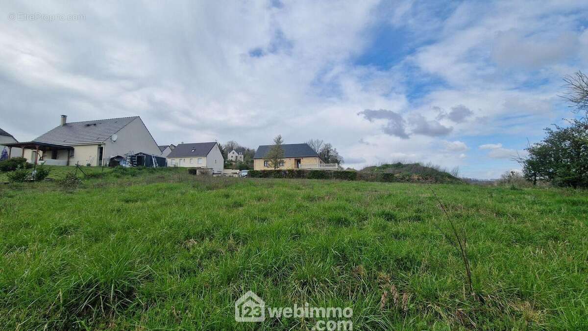 Vous dispodez d'une façade de 30 mètres - Terrain à CHAMOUILLE