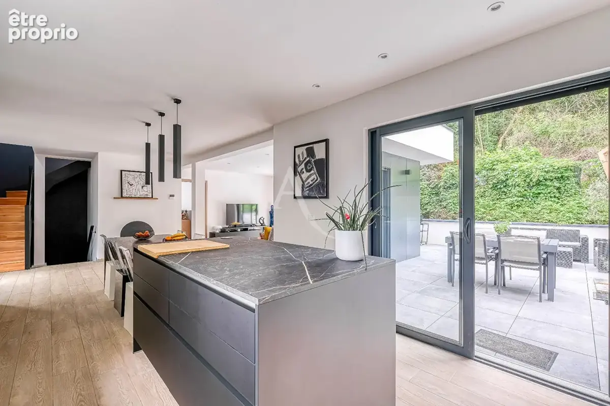 Villa d'architecte contemporaine avec piscine - les Coteaux de Chessy  - 7 pièces - 175 m2 - photo 3