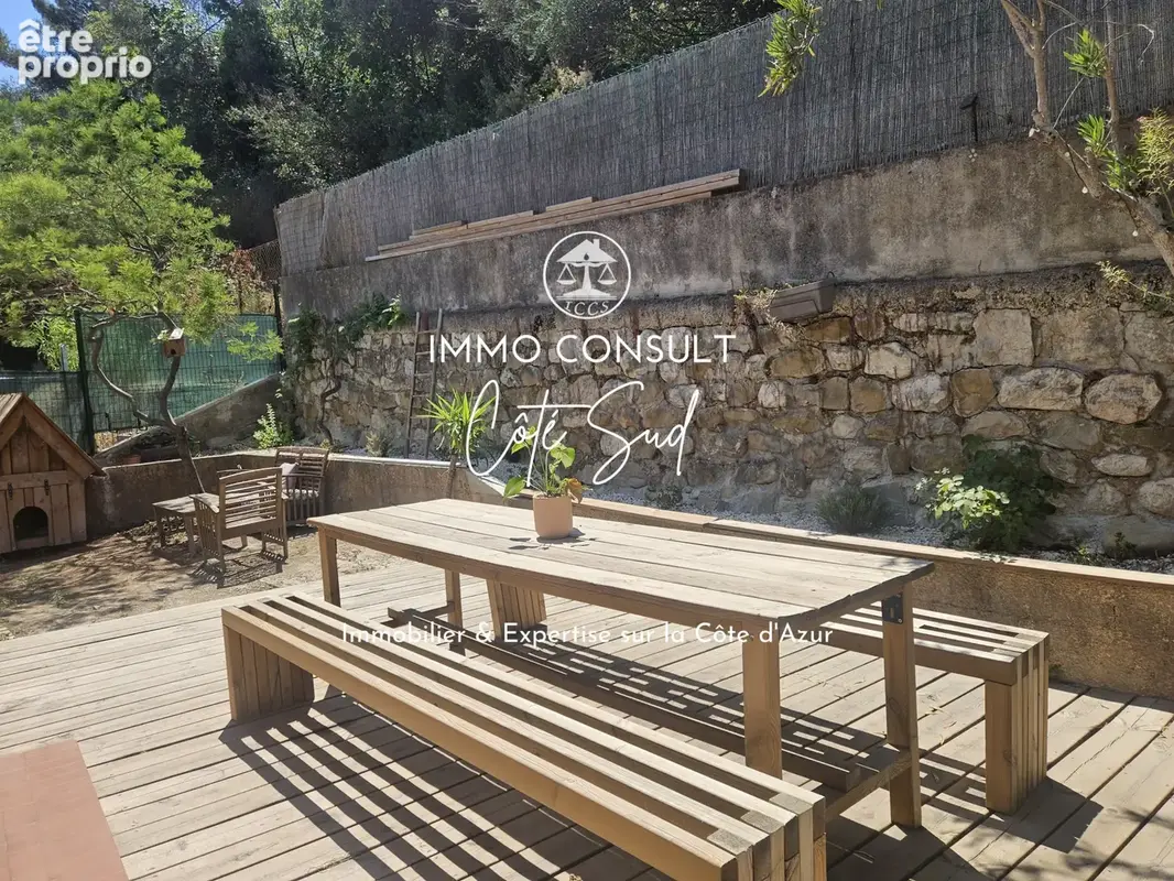 Photo Appartement à Saint-Andre-De-La-Roche au prix de 295 000€