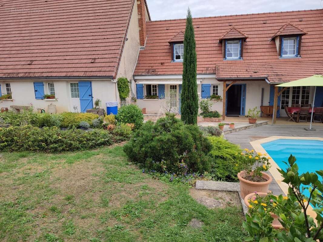 Rare sur le marché, cette belle longère de caractère de 168 m2 habitables, implatntée sur un beau terrain de 1126 m2 avec piscin - photo 3