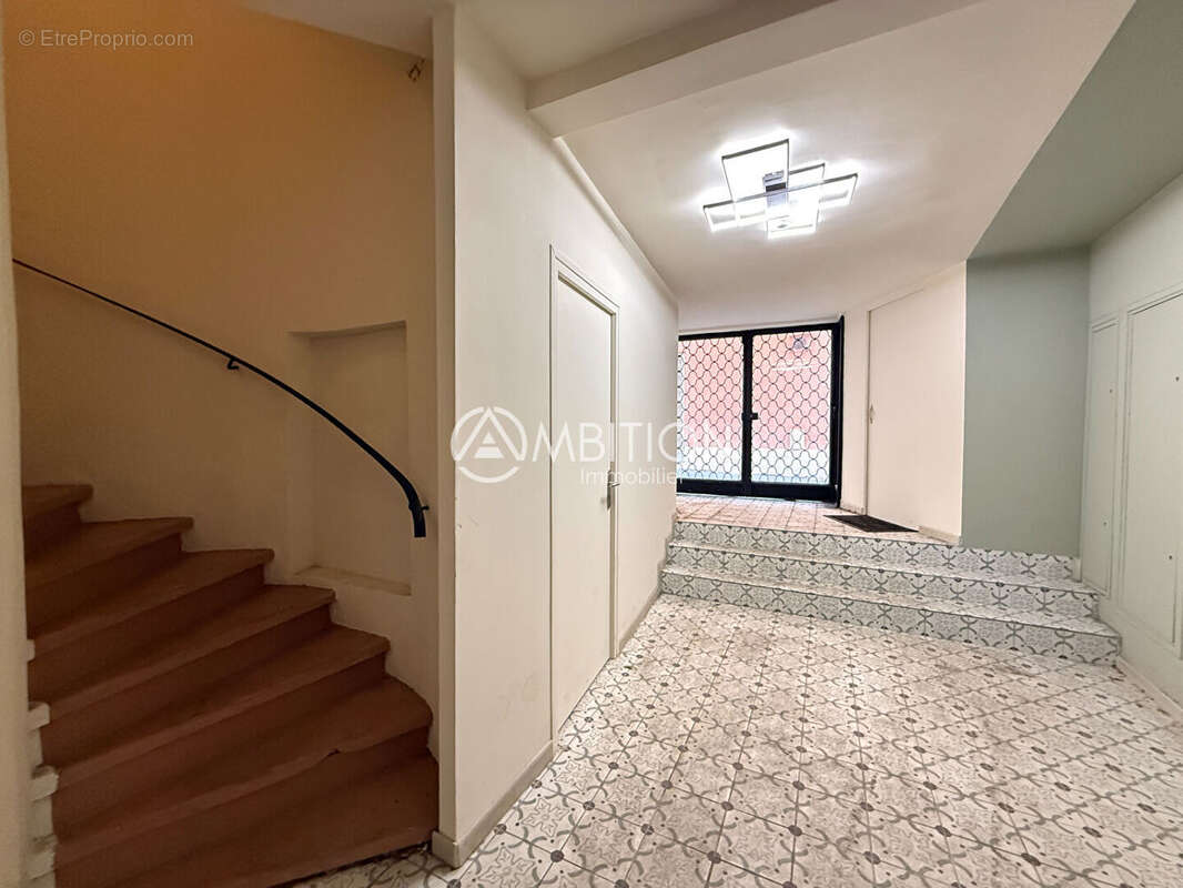 FREJUS CENTRE HISTORIQUE Studio à refaire de 18,20 m² Idéal investissement ou pied-à-terre - photo 7