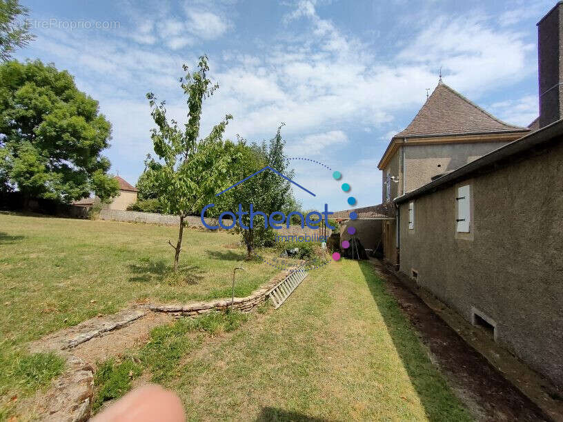 Maison 310 m² à Poisson  - photo 3