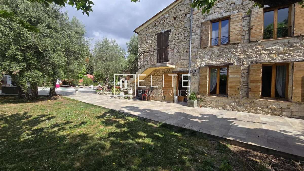 Maison en pierre 233m² & piscine + dépendances - grasse - photo 19