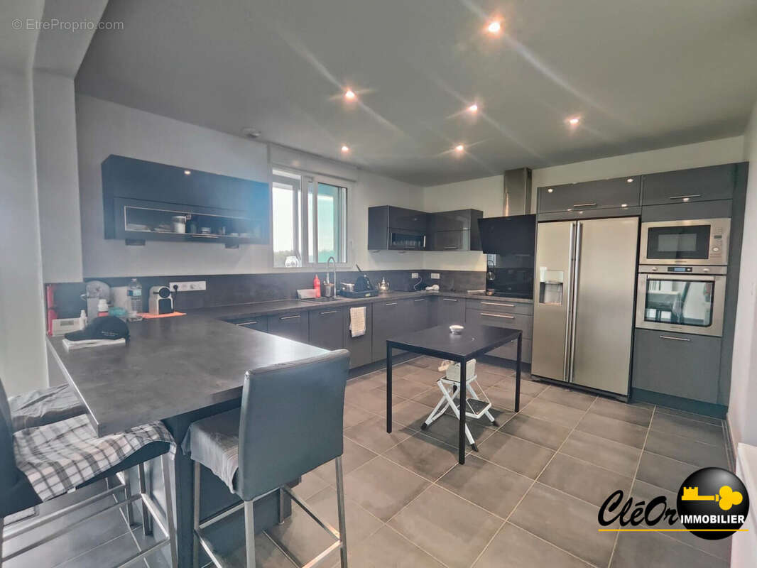Maison 190 m² à La Chapelle-Saint-Sauveur  - photo 6