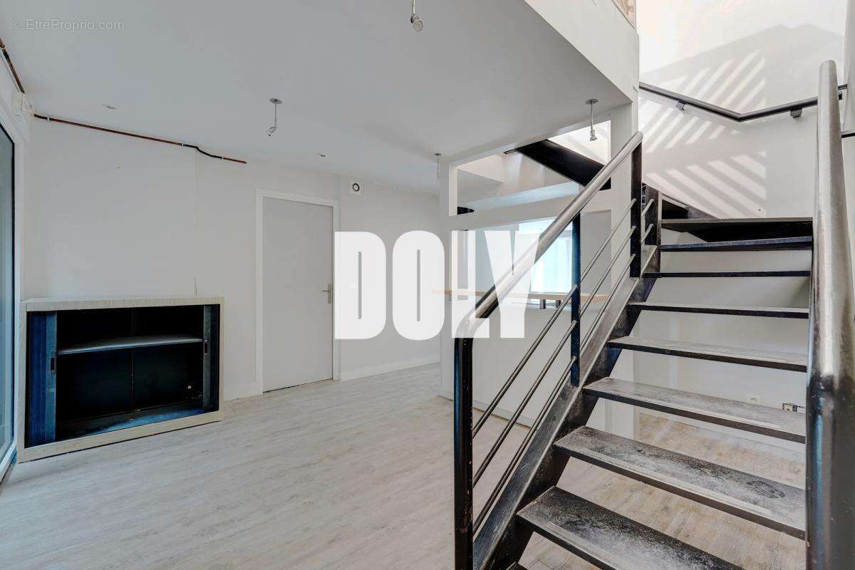 Commerce à PARIS-8E