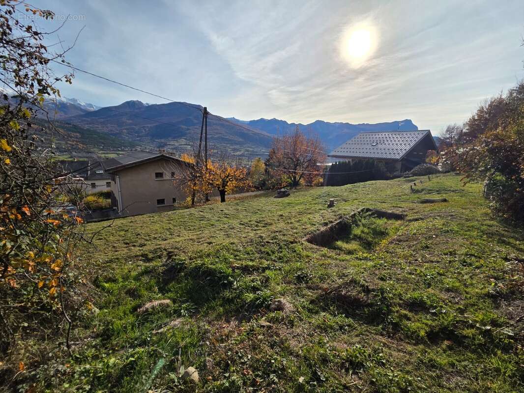 Maison à vendre  maison de 5 chambres EMBRUN (05) avec grand terrain de 2000 M2,poossibilité d'y faire 2 appartements et de déta - photo 2