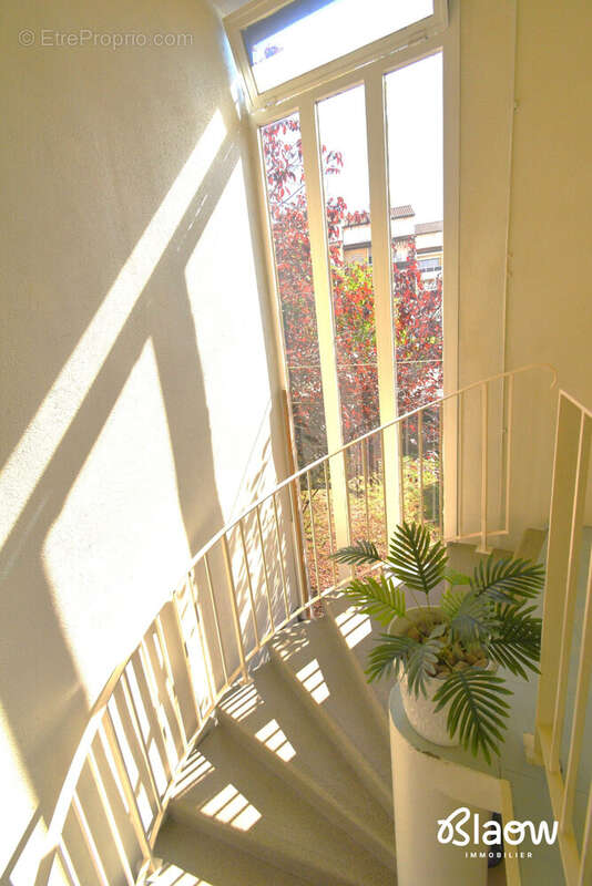 escalier dans l&#039;appartement - Appartement à MEYZIEU