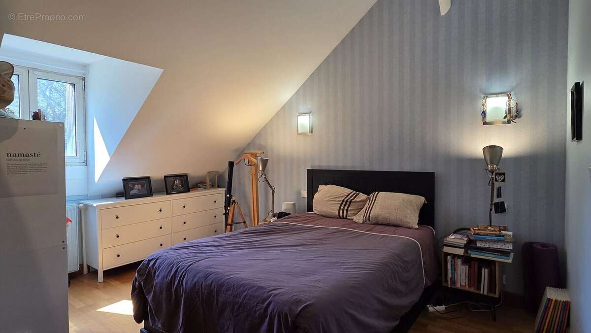 Chambre parentale à l'étage - Maison à SAVIGNAC-DE-MIREMONT