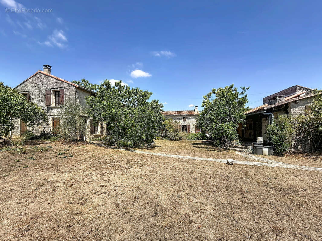 SECTEUR MANSLE : ensemble immobilier en pierres composé de 3 habitations et plusieurs dépendances sur jardin. - photo 14