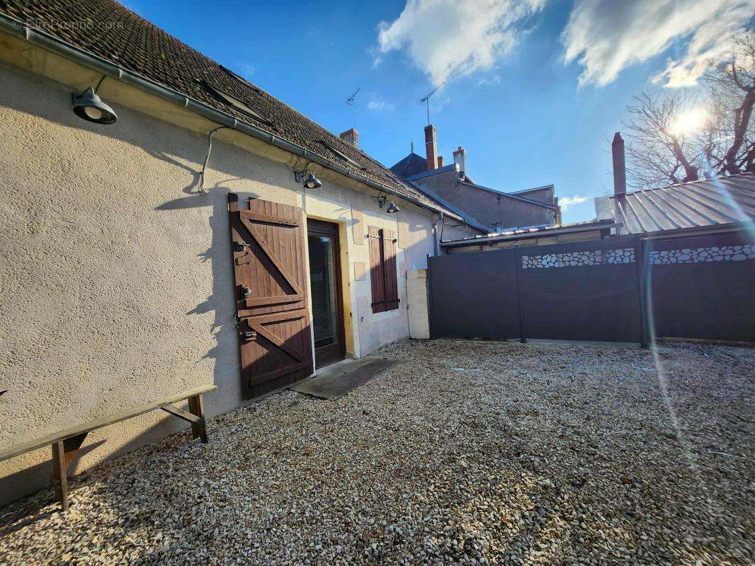 Autre à COURS-LES-BARRES