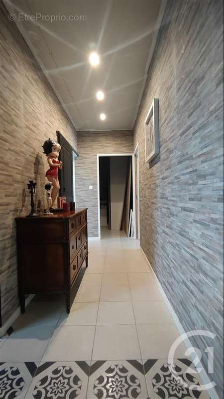 Maison à SAINT-QUENTIN-SUR-COOLE