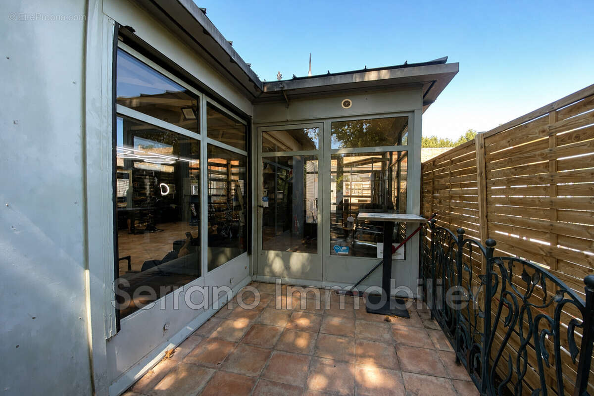 Commerce 65 m² à Tarascon  - photo 5
