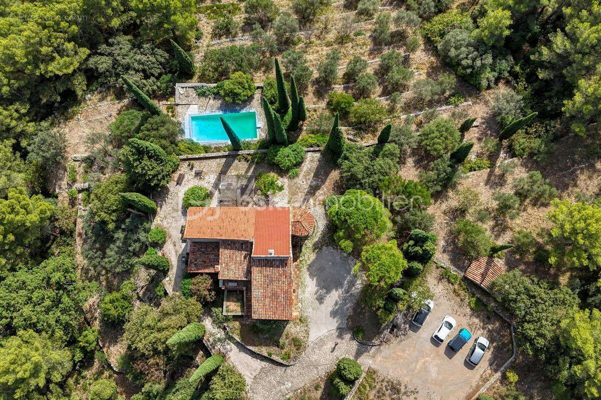 Maison à LE REVEST-LES-EAUX