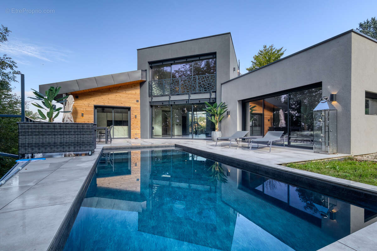 Chambéry - Villa de prestige de 308m2 - Piscine - Terrain 2.798 m2 - photo 1