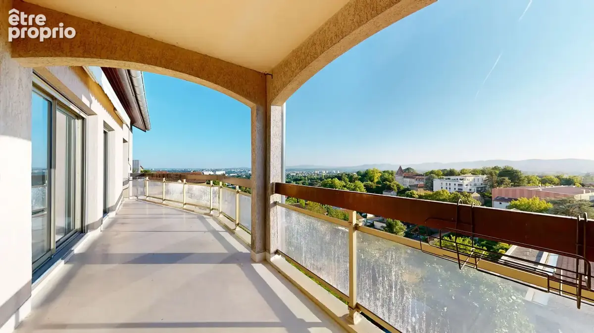 ST DIDIER AU MONT D'OR , Centre Village, grand Appartement de 153m², au calme avec vue à180° - photo 2