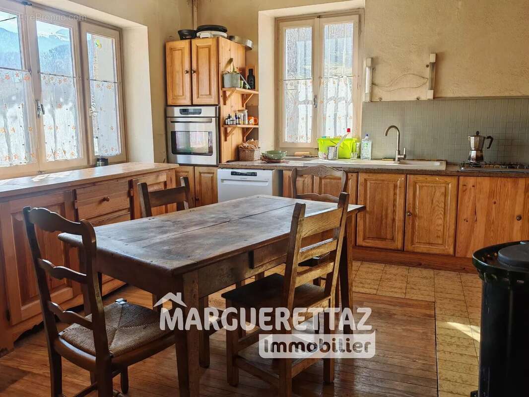 Maison à LA RIVIERE-ENVERSE