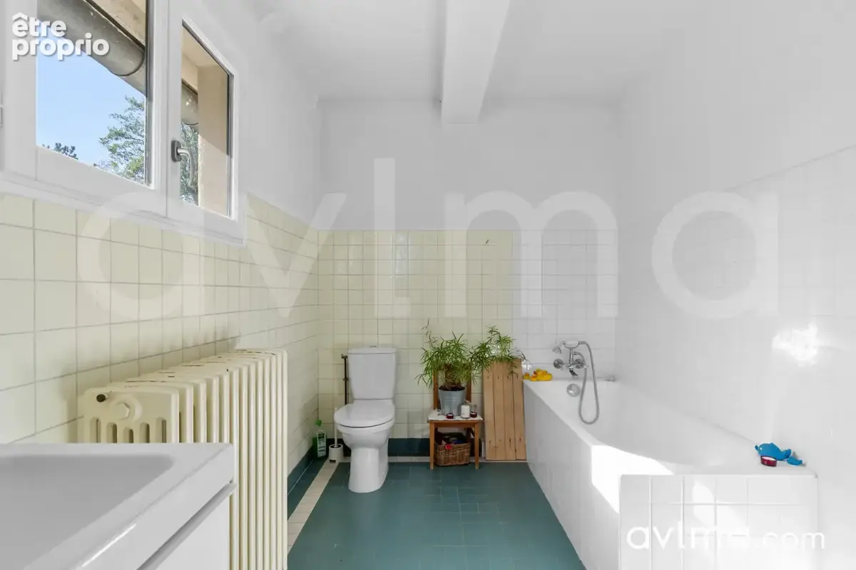 En centre ville, grande maison de charme, quatre chambres, sur un très beau terrain piscinable. - photo 13