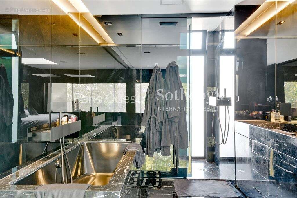 Appartement à NEUILLY-SUR-SEINE