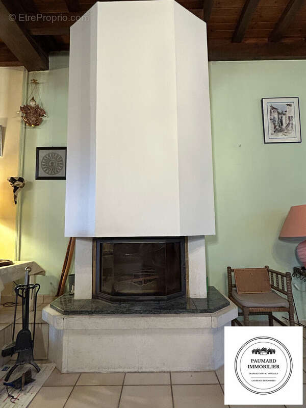 grande pièce de réception - Maison à GRANGES-LES-BEAUMONT