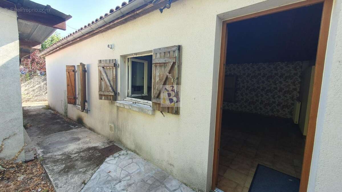ANGOULEME, Quartier Victor Hugo villa, 3 chambres, garage, parc arboré - photo 5