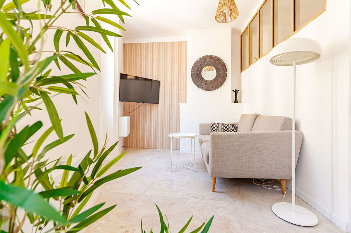 Appartement Marseille 2 pièces / Coup de coeur /  Proche Réformée - Rénové avec gout  - 13001 - photo 2