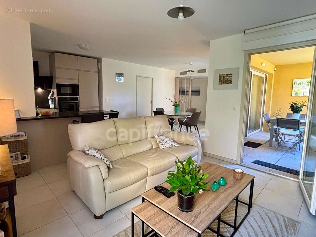 Appartement à vendre 4 pièces HYERES (83) - Plain pied - 2 parkings - 2 terrasses - photo 2