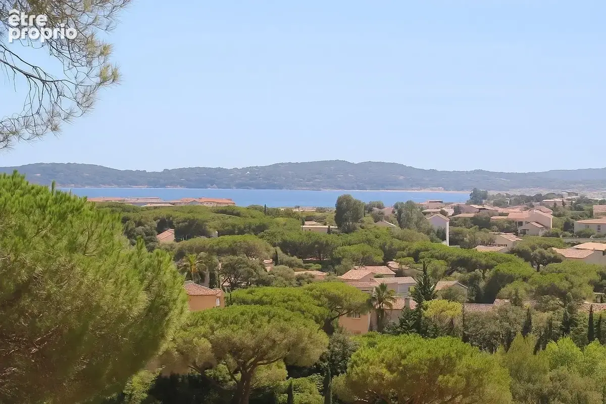 SOUS OFFRE - Exclusivité - Sainte-Maxime - Villa mitoyenne avec aperçu  mer, dans domaine sécurisé avec piscine - photo 3