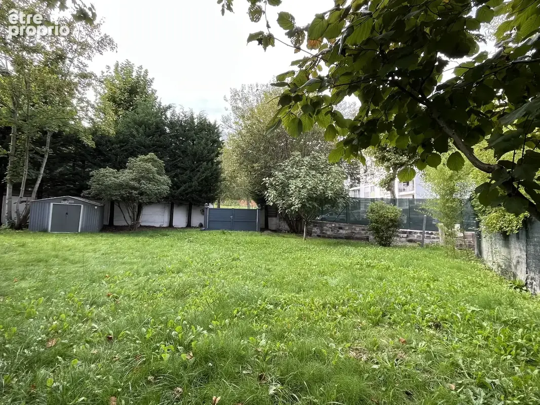 Honfleur   terrain à bâtir de 702 m2 viabilisé, clos de murs, libre de constructeur, à proximité du centre-vil - photo 2