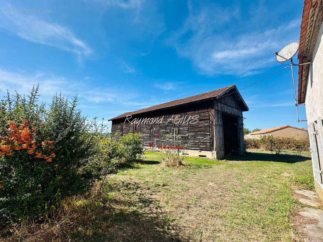 Charmant maison traditionnel en pierre de plain pied avec 2 chambres, 3 grandes granges et 1,7 ha de terrain e - photo 5