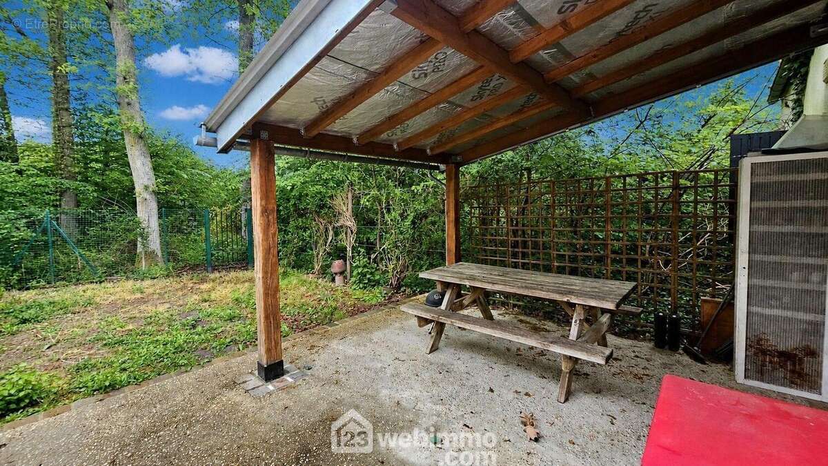 Une terrasse avec sa pergola