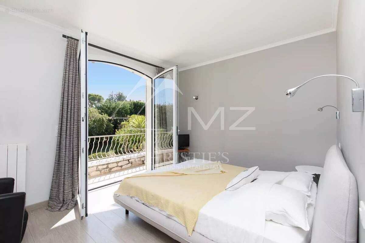 Maison à LA ROQUETTE-SUR-SIAGNE