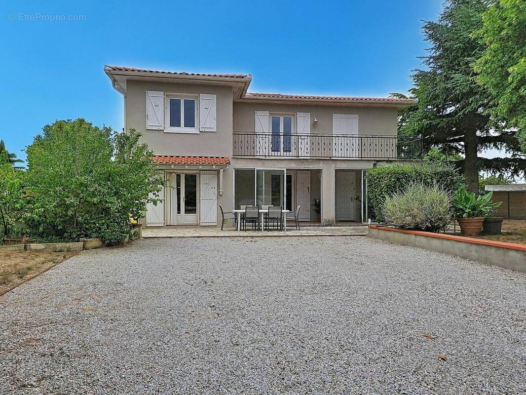 Photo 1 - Maison à VILLENEUVE-LA-COMPTAL