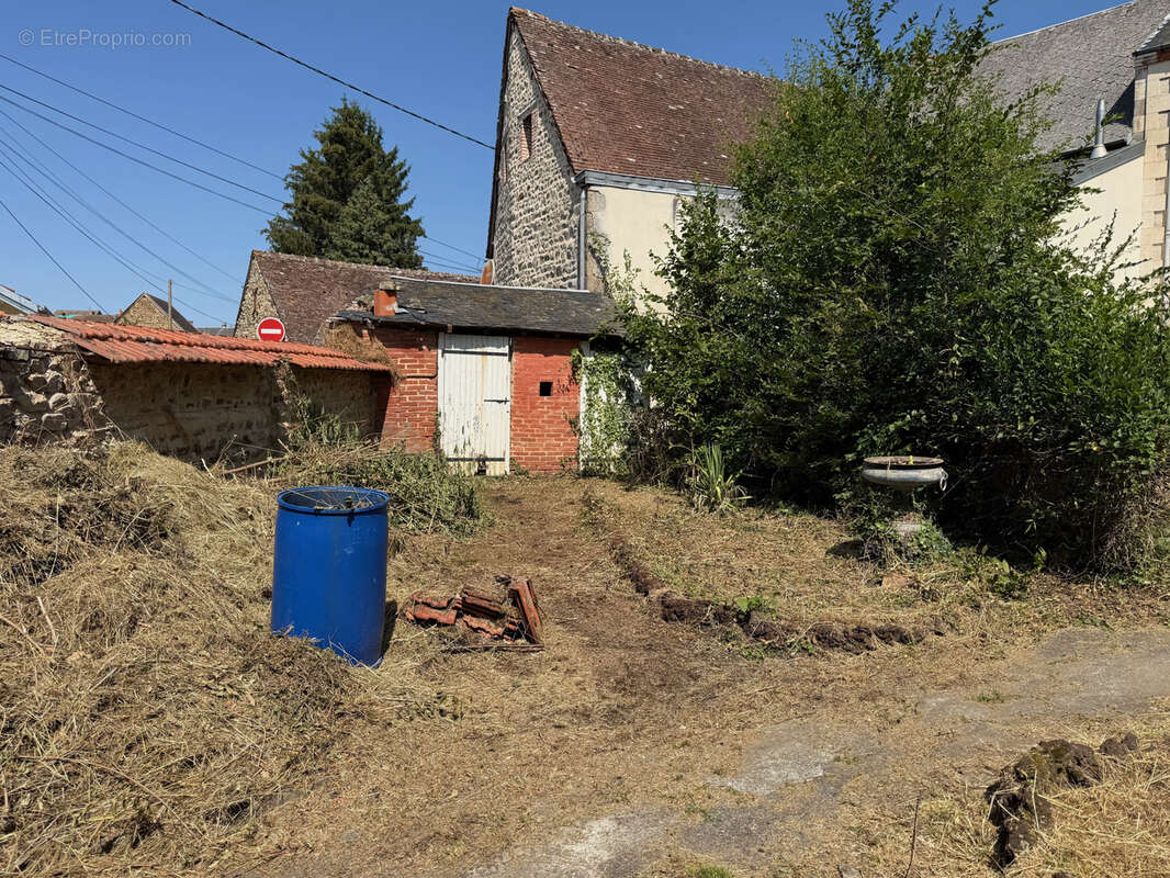 Auv 1227 : Maison de bourg à rénover, jardin, garages et grange - photo 93