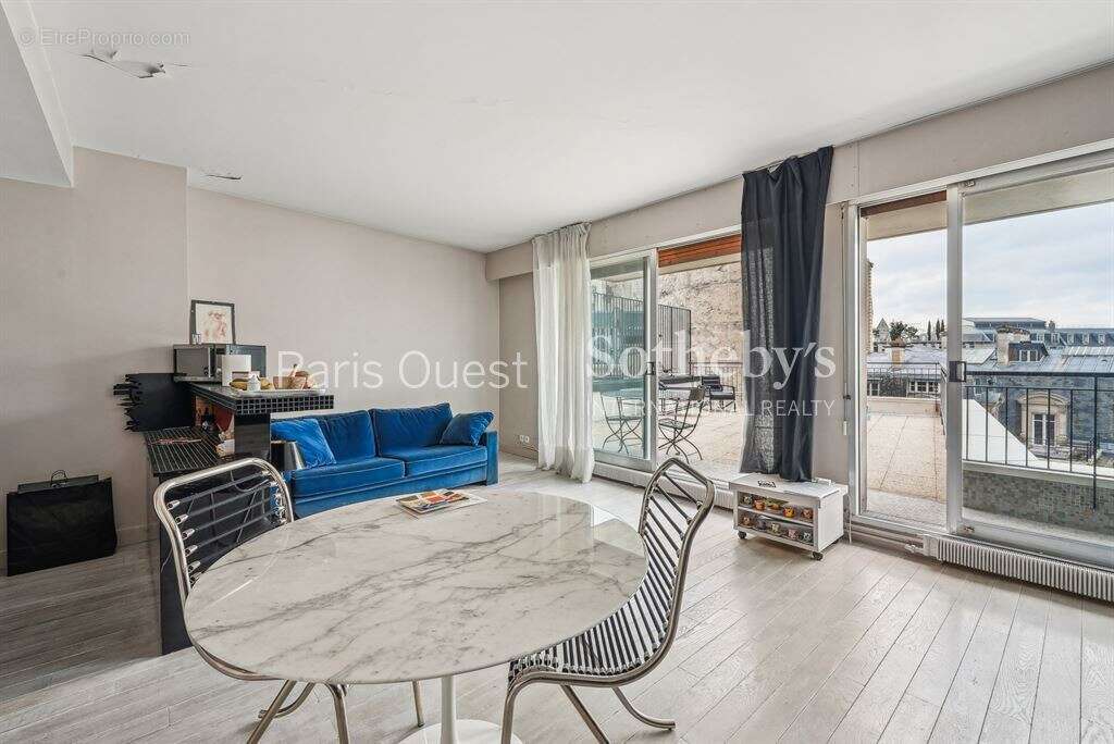 Appartement à PARIS-16E