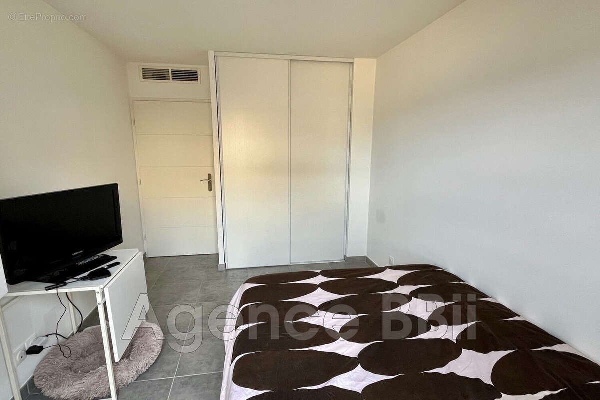 Appartement à CHATEAUNEUF-VILLEVIEILLE