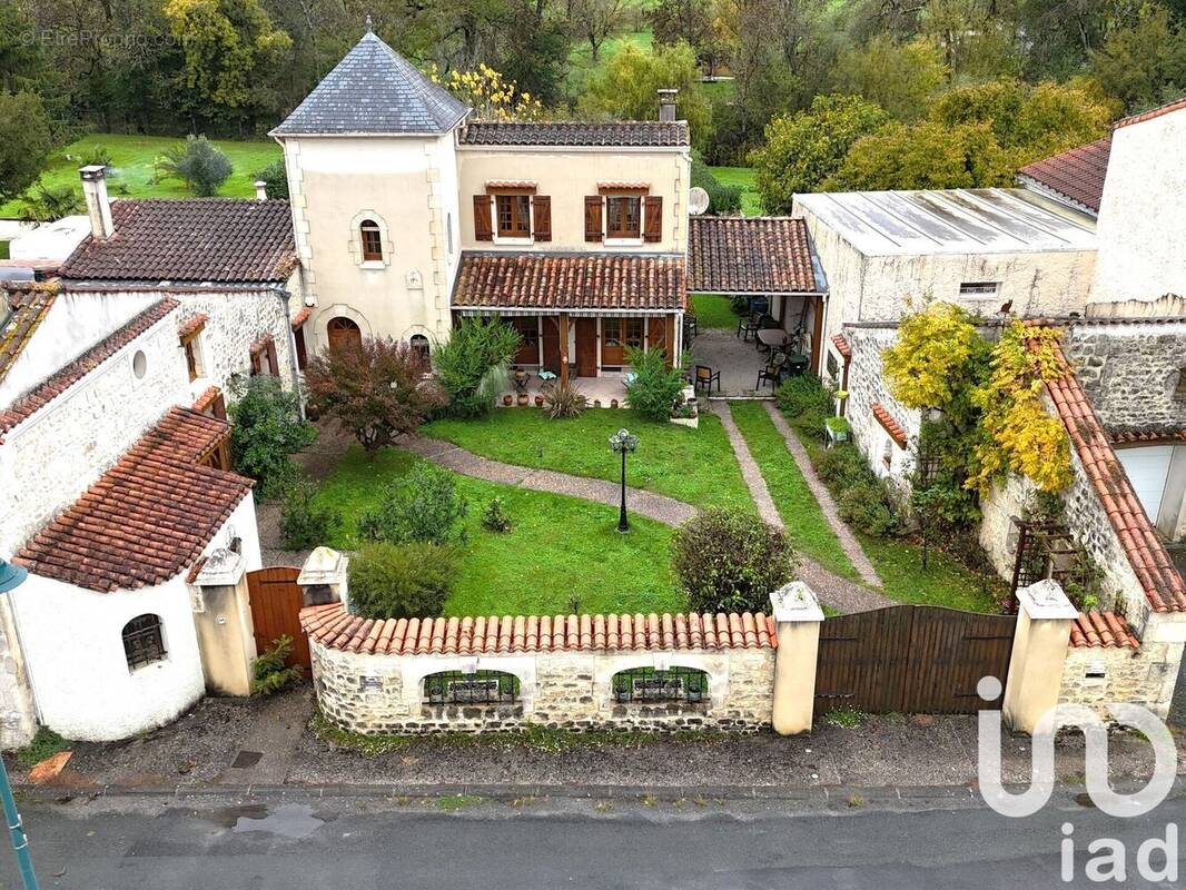 Photo 1 - Maison à BUSSAC-SUR-CHARENTE