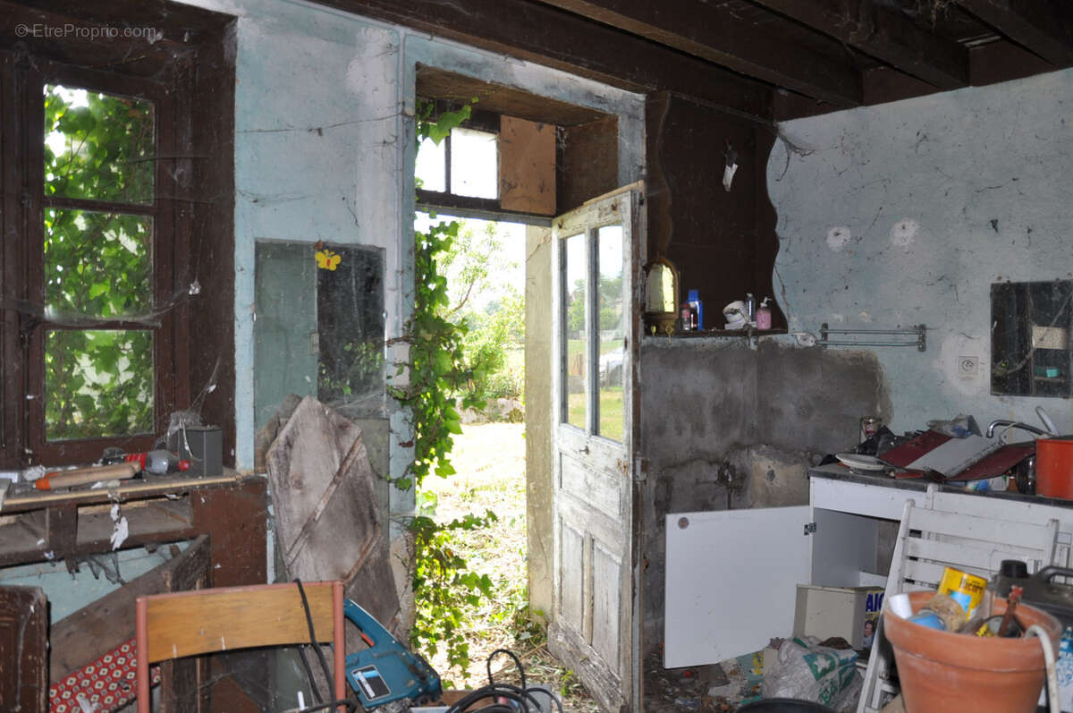 Maison en pierre et pisé à réhabiliter, avec grange et étables aménageables, sur 430 m2 de terrain - photo 8